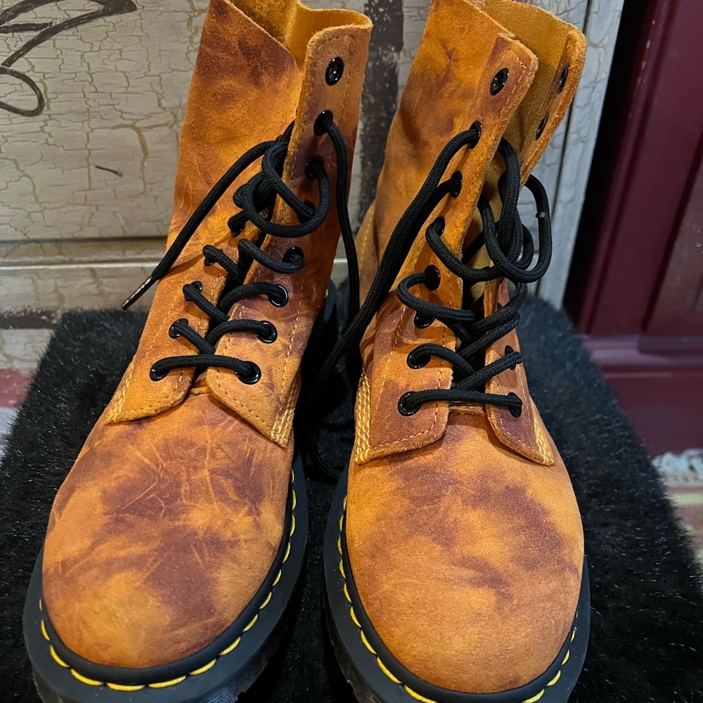 Suede Dr Martens size 6 uk 8 us